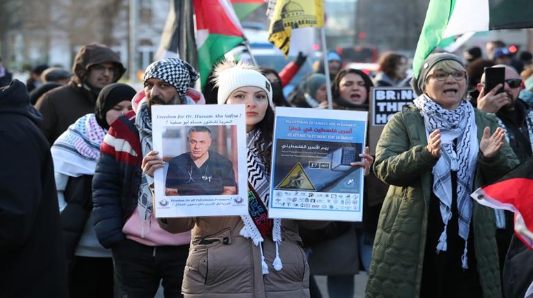 مسيرة في مدينة ديسلدورف الألمانية تطالب بالافراج عن الأسرى ووقف العدوان على غزة وانتهاكات المستعمرين بالضفة 